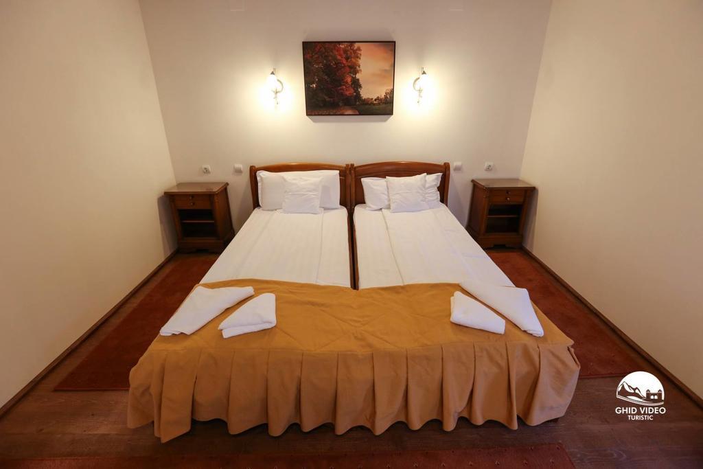 Brăzeşti 彭西尼亚罗纳蒙特鲁里旅馆酒店 外观 照片